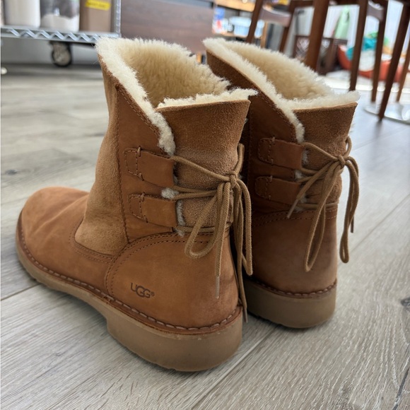 UGG Naiyah Lace-Back Genuine Leather Suede Shearling Boot Women’s - Picture 3 of 11